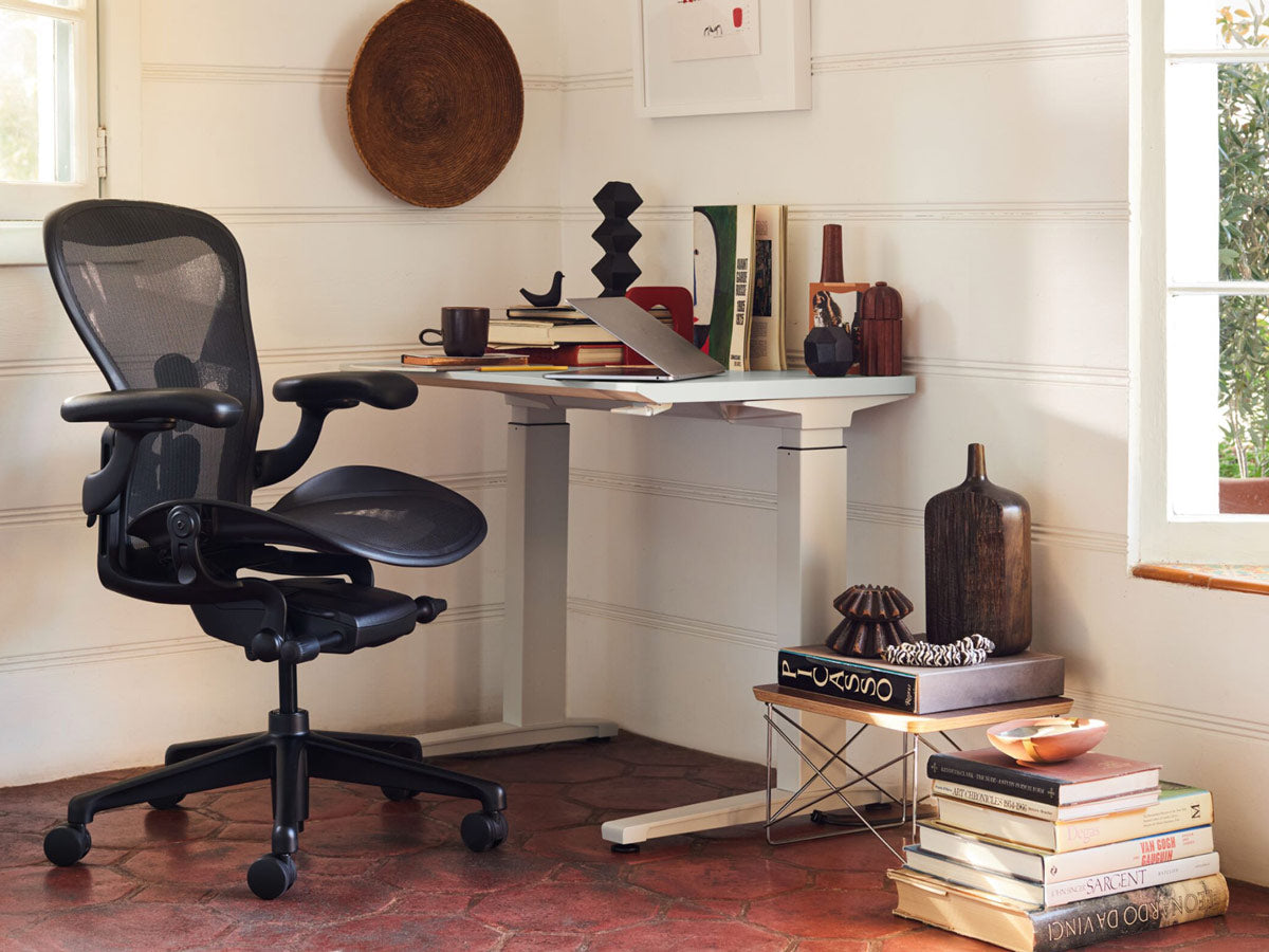 Hjemmekontor med Aeron kontorsstol i onyx sort foran kompakt sit-stand skrivebord