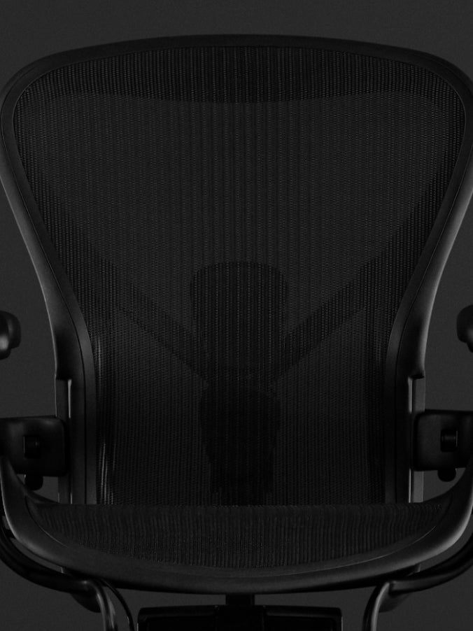 Frontbillede af en sort Aeron-gamingstol fra Herman Miller, der viser 8Z Pillicle-materialet.