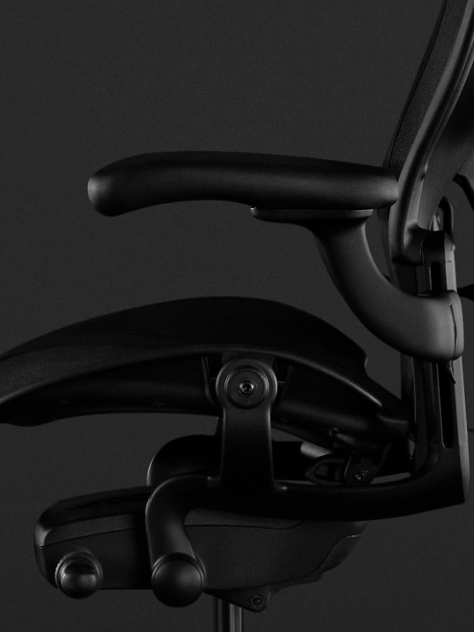 Sidebillede af en sort Aeron-gamingstol fra Herman Miller, der viser de fuldt justerbare arme.