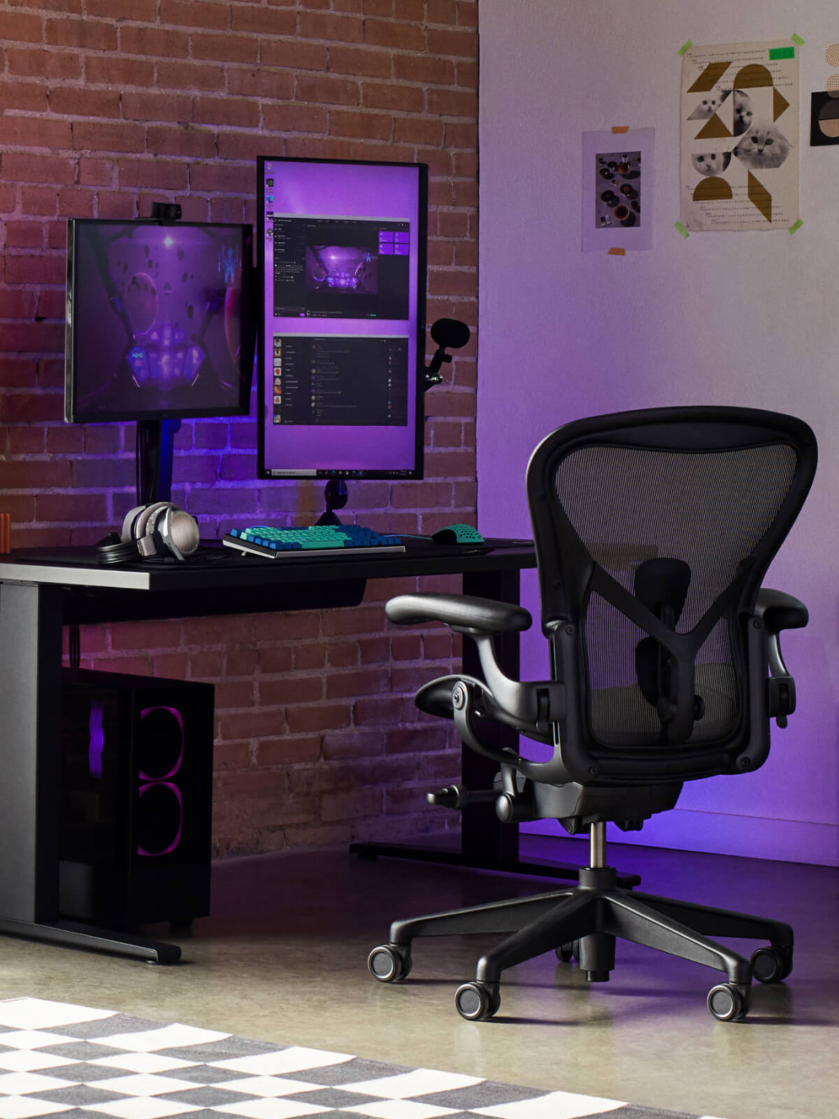 Electras gaming-opsætning Aeron-gamingstol i onyx sort og Nevi-gamingbord i sort