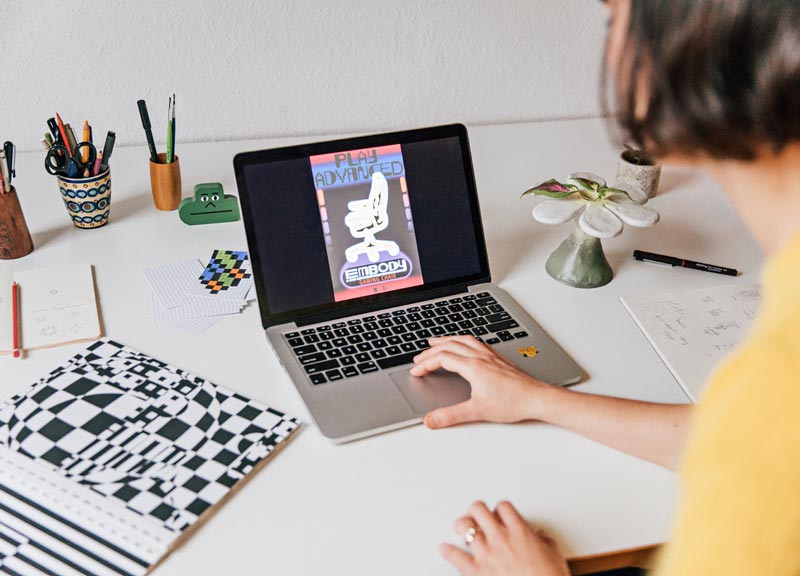 Nærbillede af den endelige version af Embody gaming-stolplakaten på Molly Rose Dysons bærbare computer