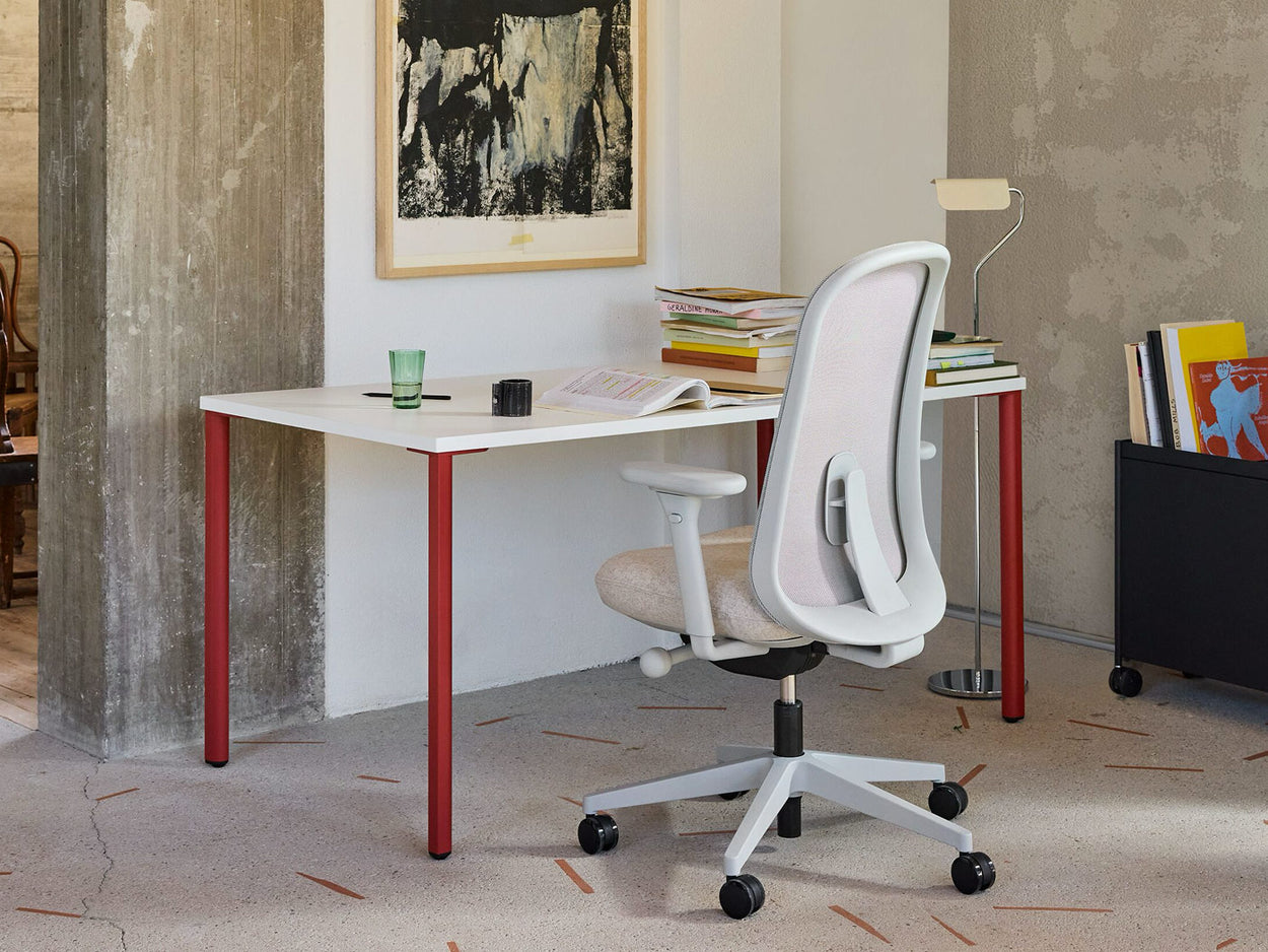 Et lyst hjemmekontor med en ergonomisk stol fra Herman Miller Lino og et OE1-skrivebord.