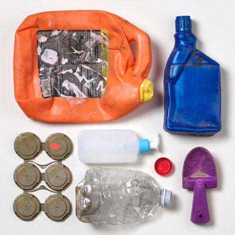 Foto af forskellige plastgenstande, der er genvundet fra verdenshavene, herunder flasker og låg
