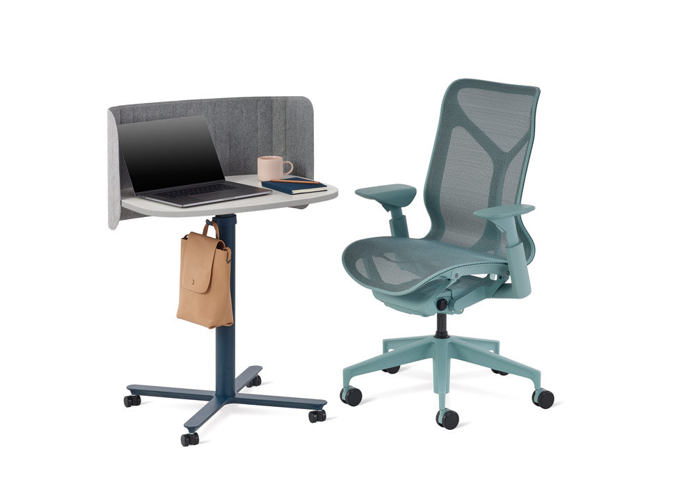 En blå Cosm-kontorstol fra Herman Miller placeret ved siden af et blåt og hvidt Passport-bord fra Herman Miller.
