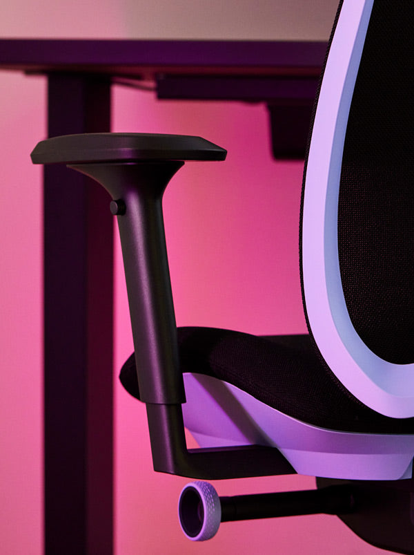Nærbillede af en lilla og sort Vantum-gamingstol fra Herman Miller, der viser armlænet.