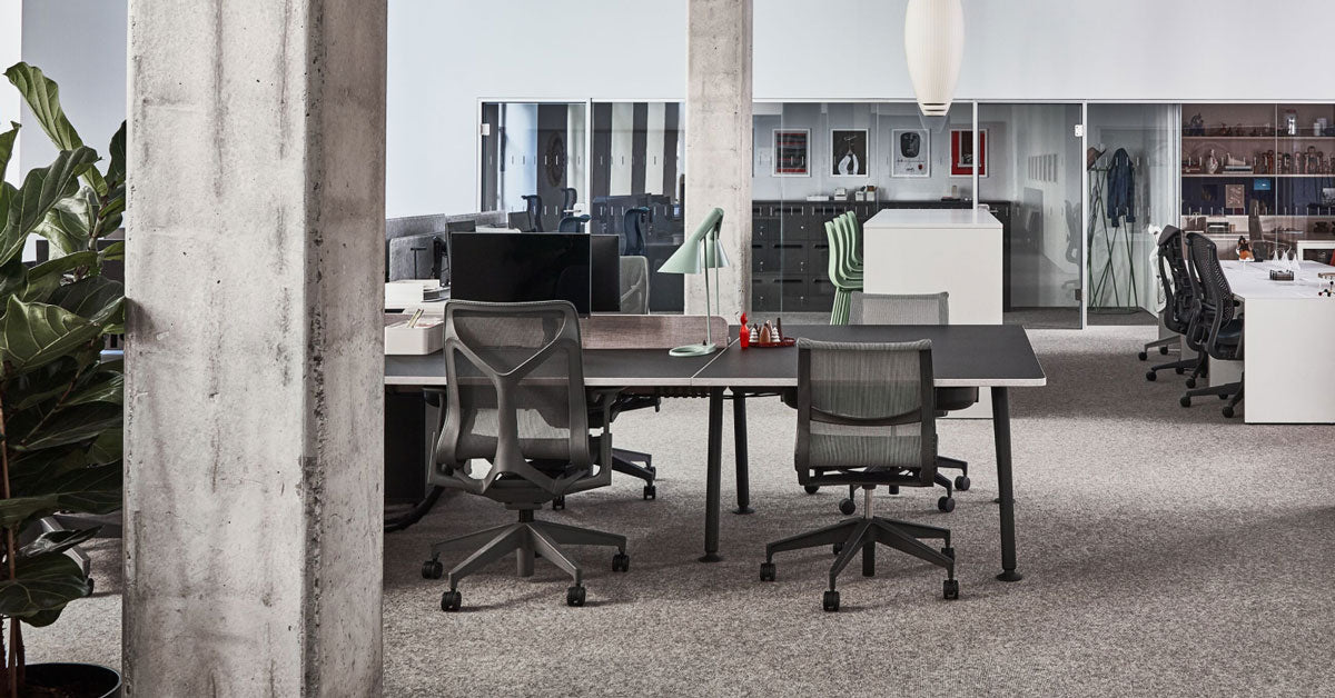 In de showroom in Parijs met Herman Miller-bureaustoelen Cosm, Setu en Embody in verschillende opstellingen met bureaus.