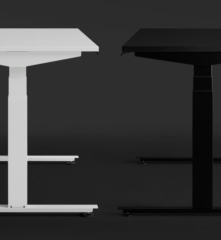 Et hvidt og et sort Nevi-gamingbord fra Herman Miller vises side om side og fremhæver de forskellige farve- og overflademuligheder.