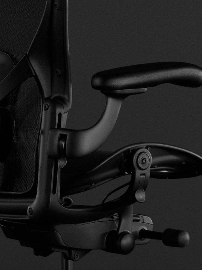 Sidebillede af en sort Aeron-gamingstol fra Herman Miller, der viser vippefunktionen.