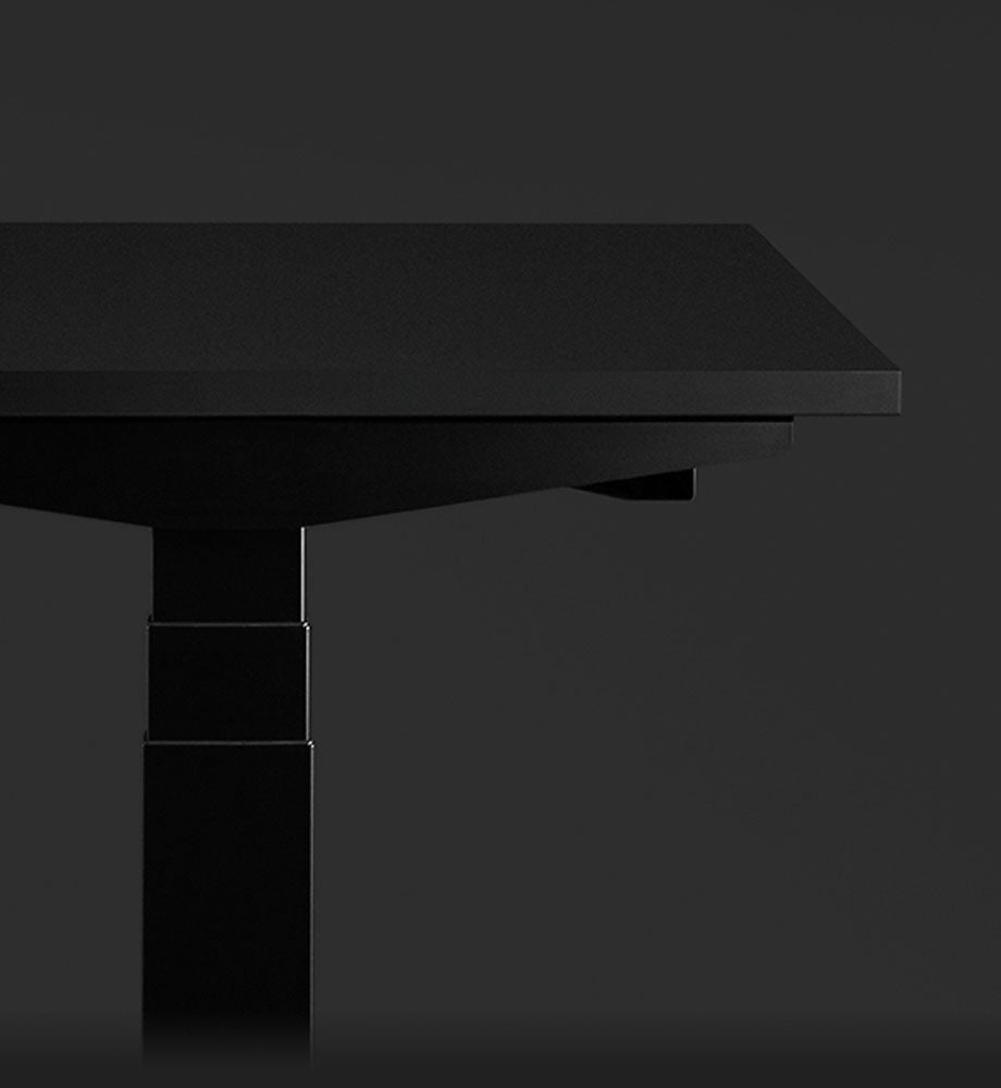 Nærbillede fra siden af et sort Nevi-gamingskrivebord fra Herman Miller, der viser kabelstyringsfunktionen.
