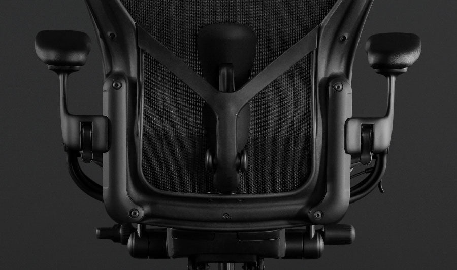 Bagsidebillede af en sort Aeron-gamingstol fra Herman Miller, der viser den justerbare rygstøtte.