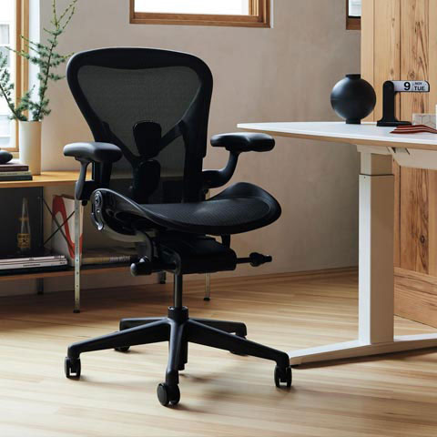 Aeron-kontorstol i grafit i hjemmekontor med Nevi-sit-stand-bord med hvide ben og bordplade