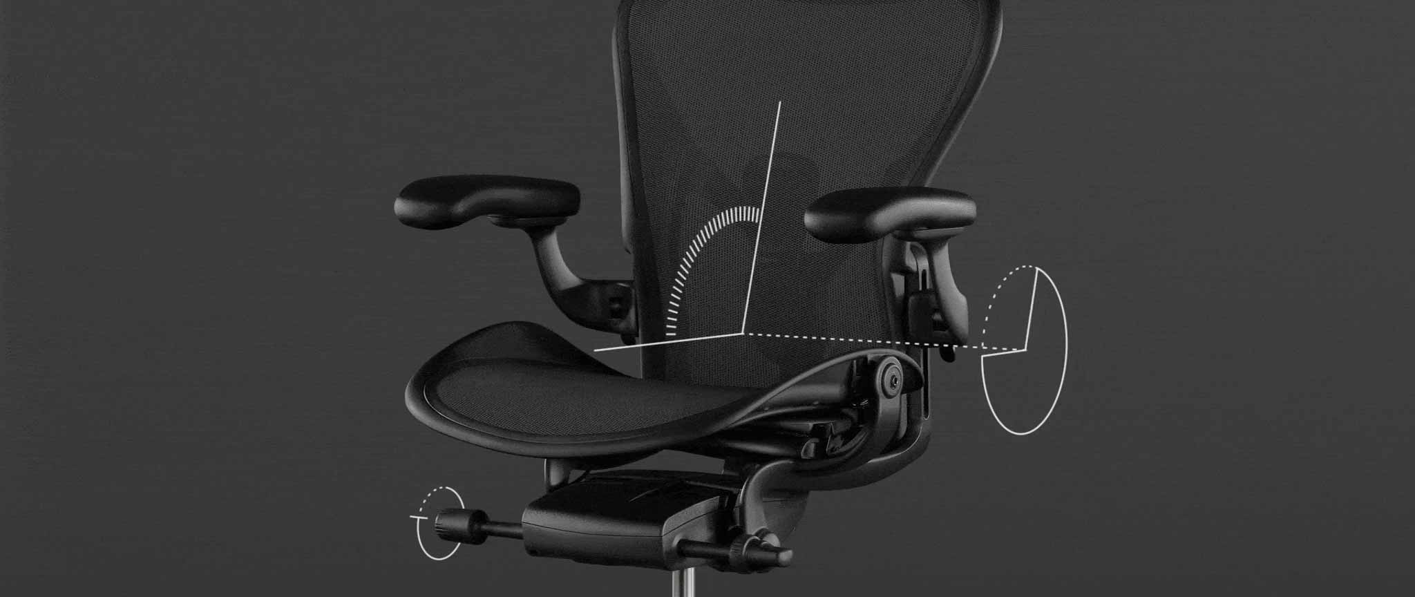 Skriftbillede af en sort Aeron-gamingstol fra Herman Miller, overlejret med hvid grafik, der fremhæver vippefunktionen.