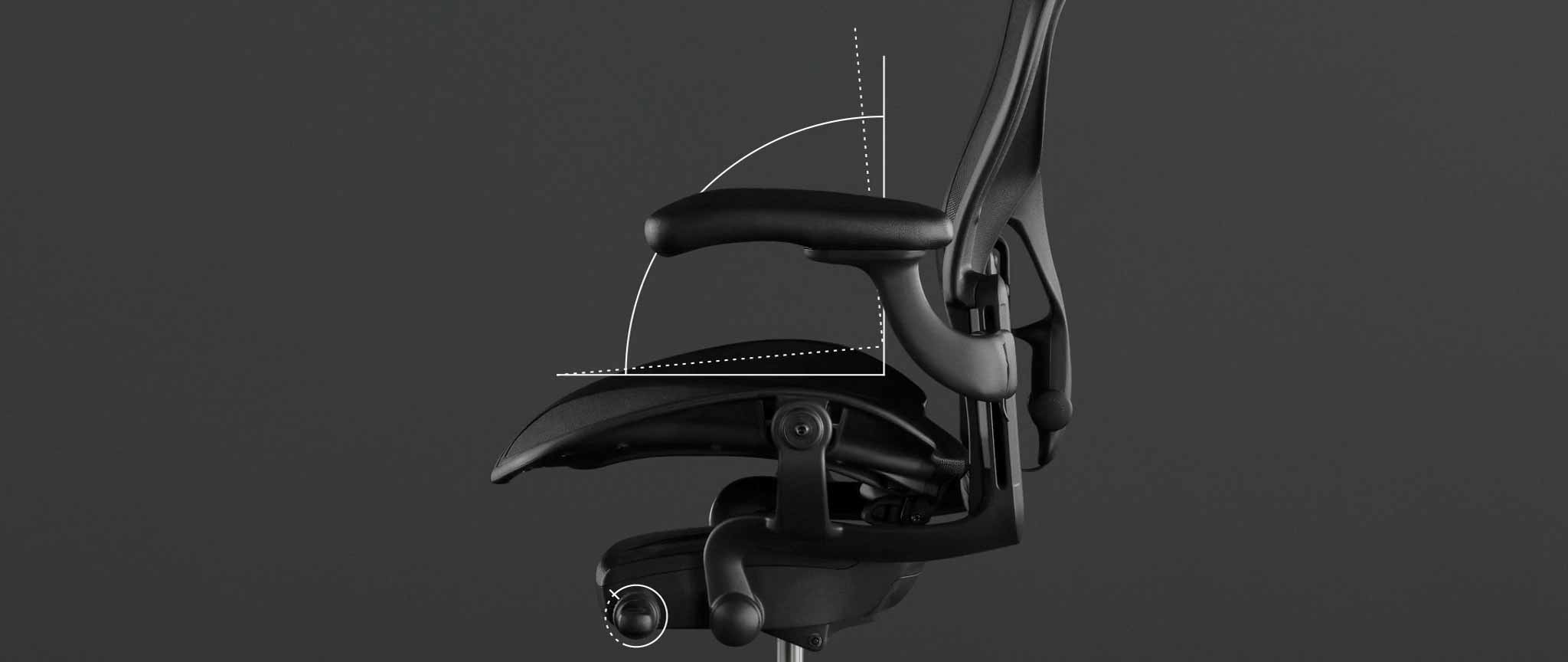 Sidebillede af en sort Aeron-gamingstol fra Herman Miller, overlejret med hvid grafik, der fremhæver den fremadrettede sædevinkel.