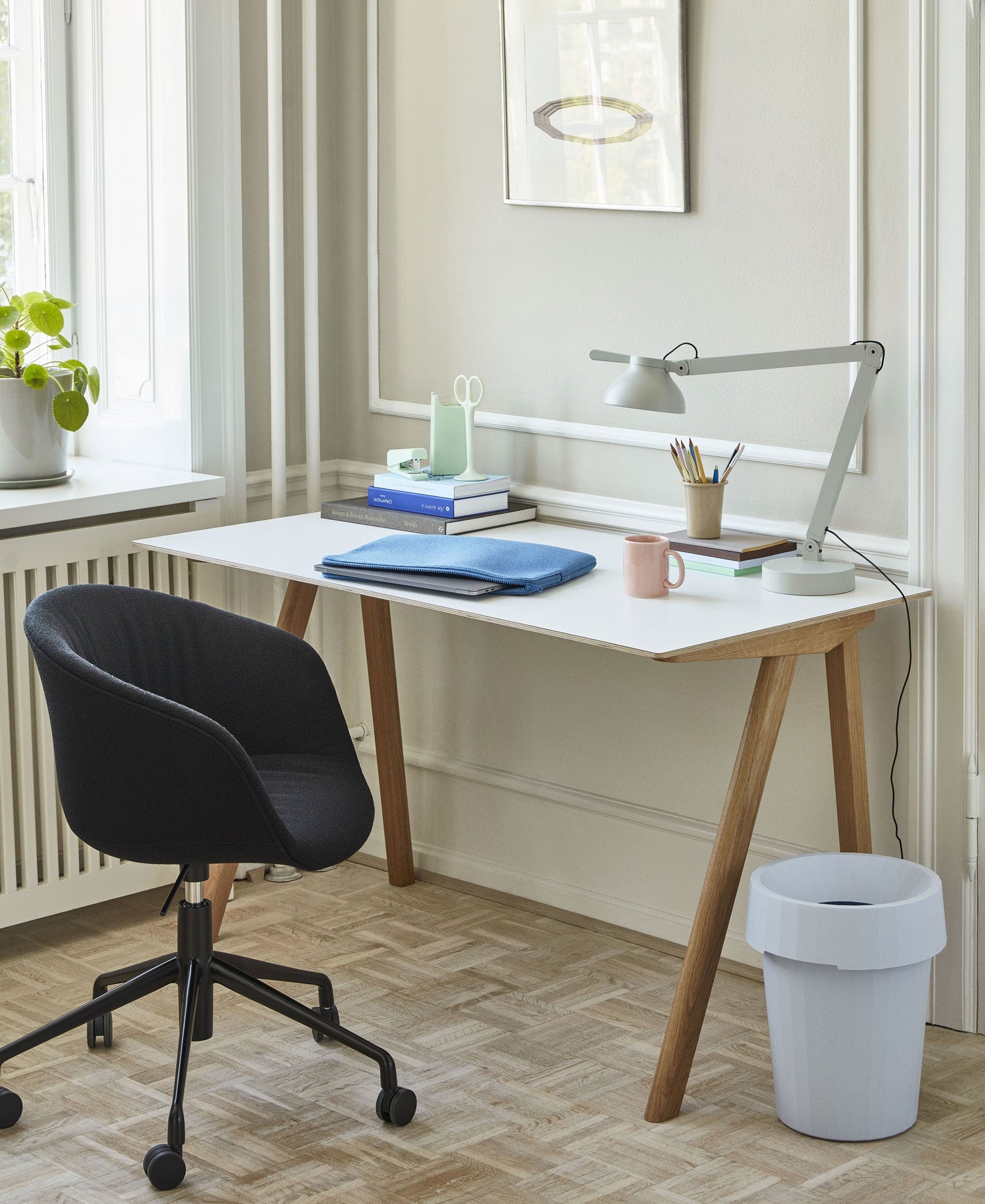 Hjemmekontor med Hay Copenhagen 90-skrivebord i eg med hvid bordplade