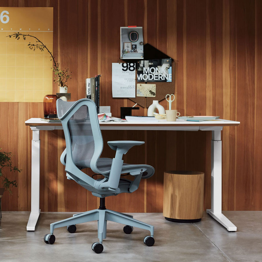 Hjemmekontor med Cosm-kontorstol med lav ryg i gletschergrå foran Nevi-sit-stand-bord med hvide ben og bordplade