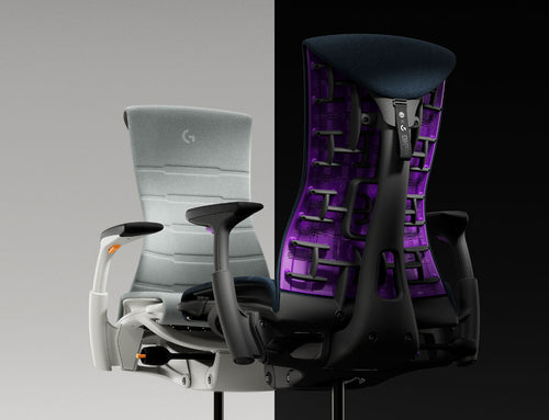 To Herman Miller Embody Gaming-stole, der står over for hinanden, i farverne orange-grå Ignite og lilla-blå Nova.