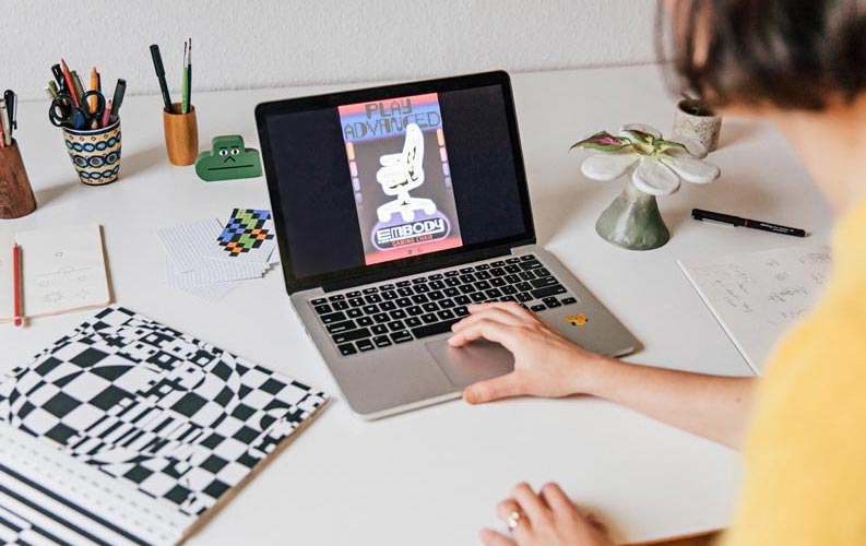 Designer Molly Rose Dyson arbejder på Herman Miller Embody-plakat på en bærbar computer