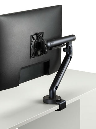 Sidebillede af en hvid Flo-monitorarm fra CBS, der viser den store bevægelsesfrihed.