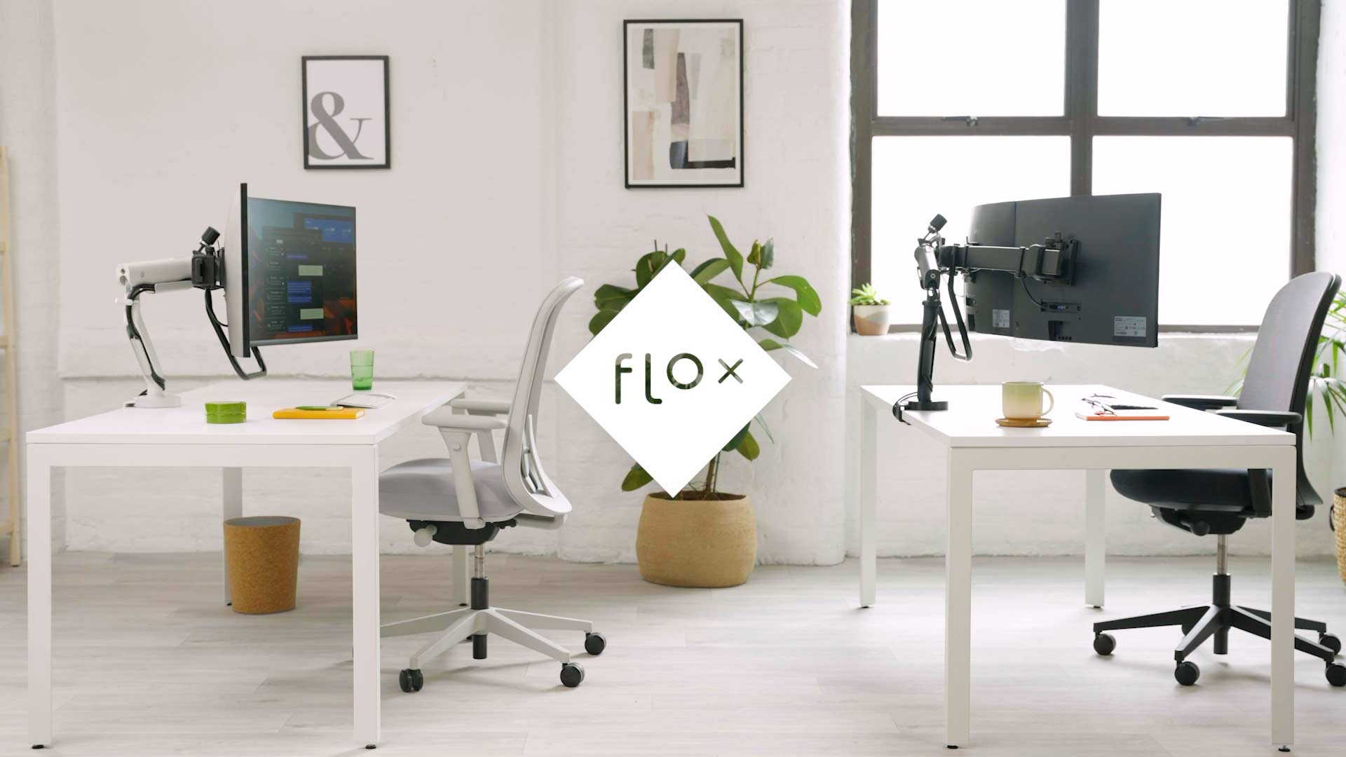 En video, der viser, hvordan en Flo X-skærmarm bruges til at holde enkelt-, dobbelt- og tredobbeltskærme i et kontormiljø.