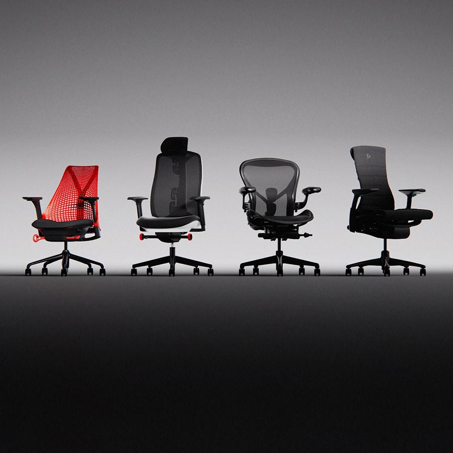 Fire Herman Miller-gamingstole på række på grå baggrund, herunder Sayl i rød og sort, Vantum i Polor hvid og sort, Aeron onyx sort og Embody sort.