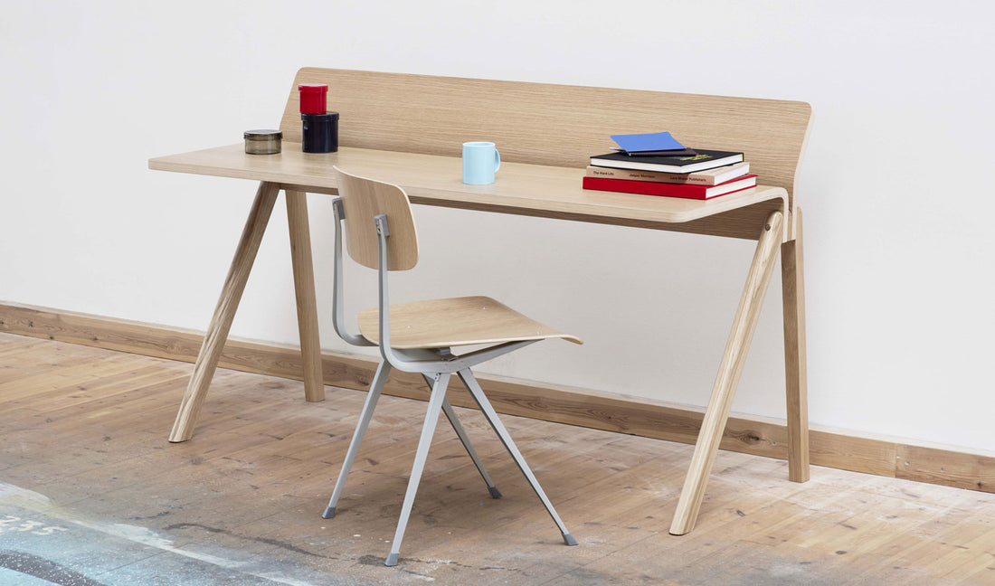 To billeder af HAYs skrivebord i eg med vinylplade, CPH90, som en del af et hyggeligt hjemmekontor.