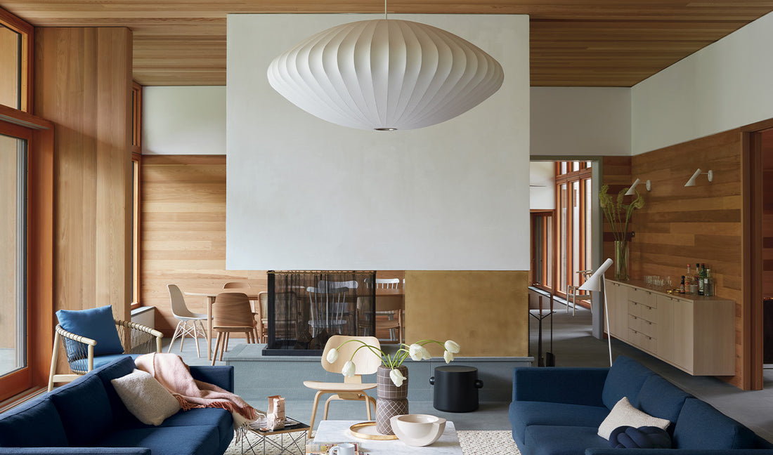 En lys, moderne stue fra midten af det 20. århundrede med en stor George Nelson Bubble Pendant-lampeskærm.