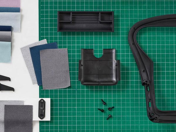 Foto af nye Herman Miller-stolkomponenter fremstillet af genanvendt havplast