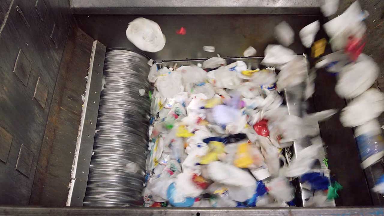 Kort video, der viser den proces, Herman Miller bruger til at indsamle, sortere, vaske og omdanne til genanvendelig plast til nye stole