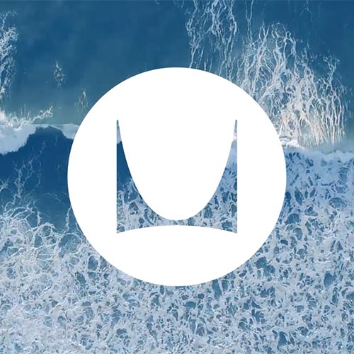 Billede af havbølger med hvidt Herman Miller-logo