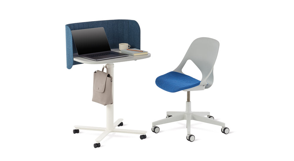 Et hvidt Passport-arbejdsbord fra Herman Miller med en blå Passport-skrivebordsskærm. Placeret sammen med en grå og blå Zeph-kontorstol.