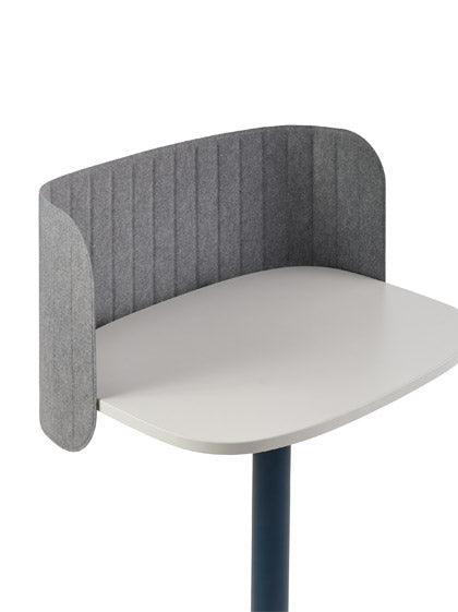 Nærbillede af en grå privacy screen, der er viklet rundt om et hvidt og blåt Passport-bord af Herman Miller.