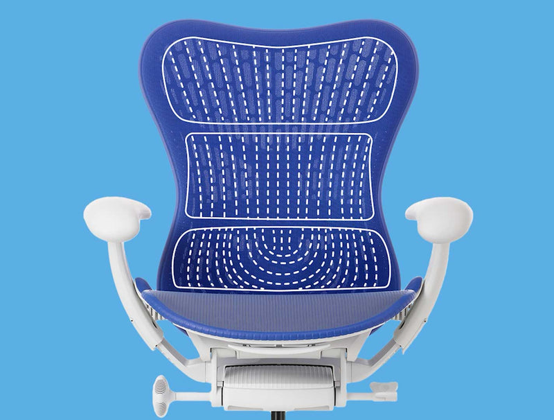 En video af en blå og hvid Mirra 2-kontorstol fra Herman Miller, set forfra med hvid grafik overlejret, som fremhæver det ergonomiske ryglæn.