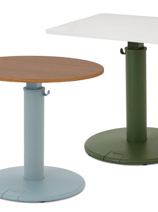 To OE1 stående skriveborde fra Herman Miller, det ene med rund bordplade i valnød og blå fod, det andet med rektangulær hvid bordplade og grøn fod.
