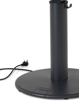 Nærbillede af et sort OE1-stående skrivebord fra Herman Miller, hvor strømkablet er synligt.