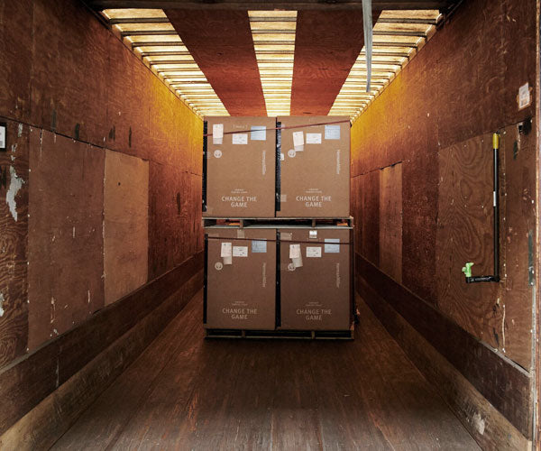 Foto af transporttesten, der viser kasserede og emballerede stole i en fragtcontainer. Kasserne tabes for at simulere fragtprocessen og sikre, at alle Herman Miller-stole ankommer i perfekt stand.