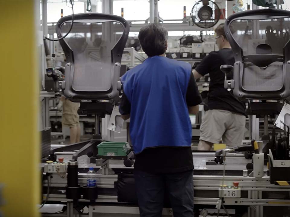 Video af Aeron-produktionslinjen, hvor den ikoniske Aeron-kontorstol samles