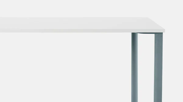 Nærbillede forfra af et blåt og hvidt OE1-skrivebord fra Herman Miller.