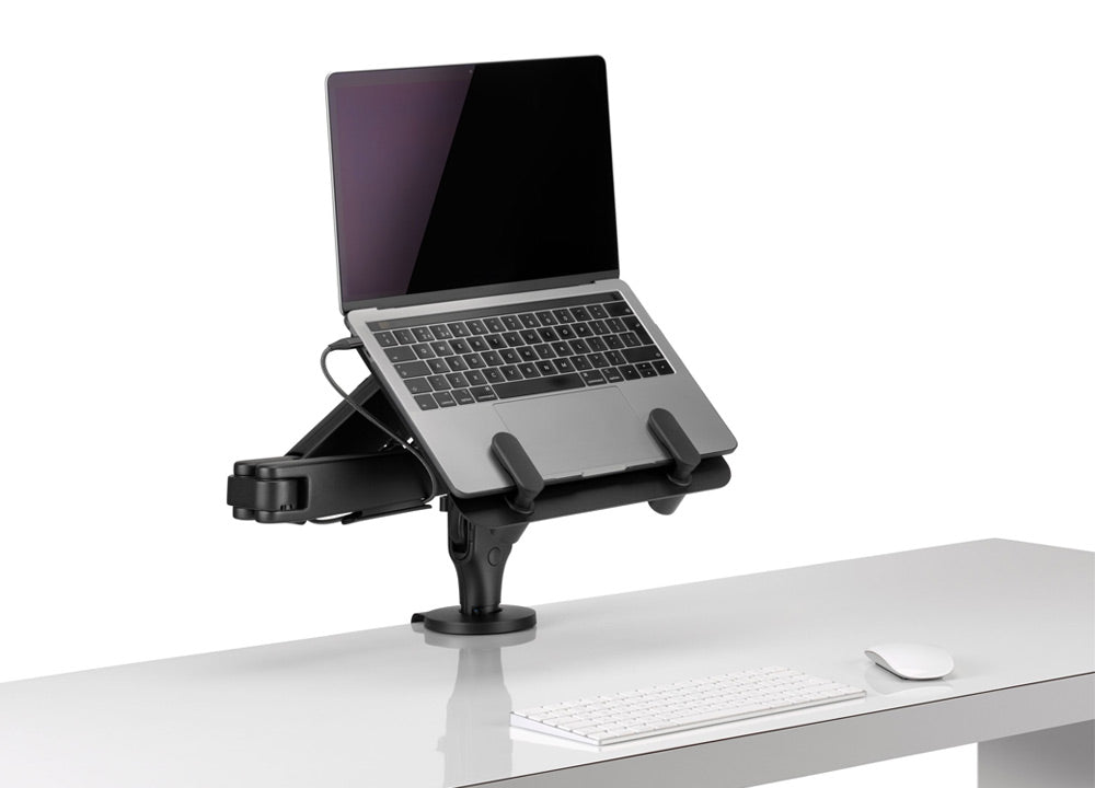 En sort Ollin monitorarm og laptopholder fra CBS, der holder en laptop.