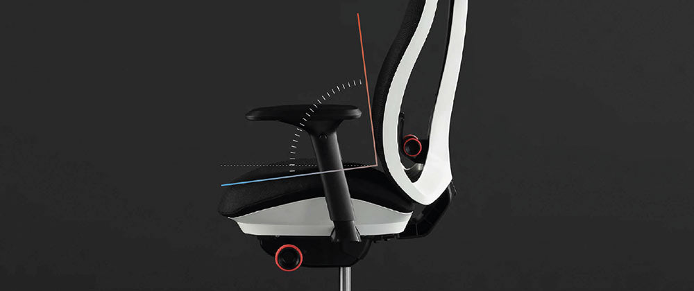 Sidebillede af en hvid og sort Vantum-gamingstol fra Herman Miller, overlejret med hvid grafik, der fremhæver sæde- og rygvinklen.