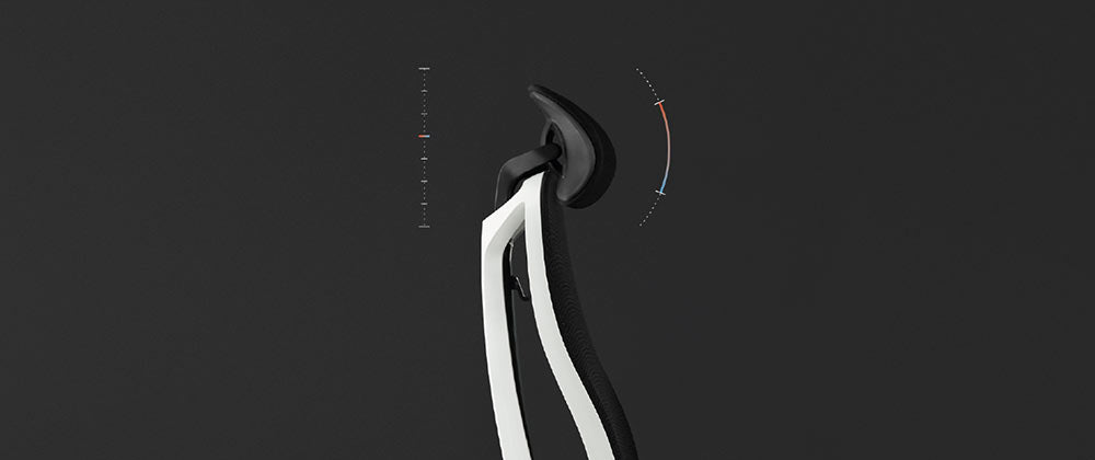 Sidebillede af en hvid og sort Vantum-gamingstol fra Herman Miller, overlejret med hvid grafik, der fremhæver den justerbare nakkestøtte.