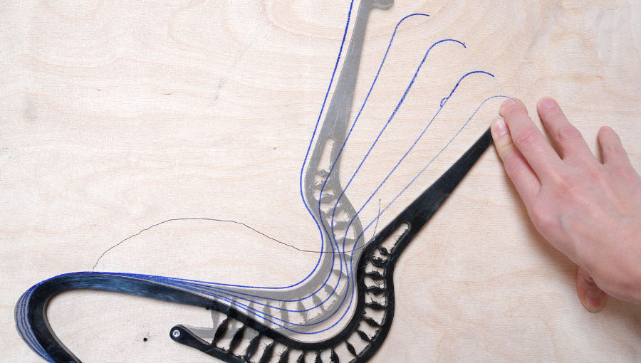 En prototype af en Herman Miller Setu-kontorstols rygrad, der viser, hvordan stoleryggen bevæger sig, bøjer og flexer.