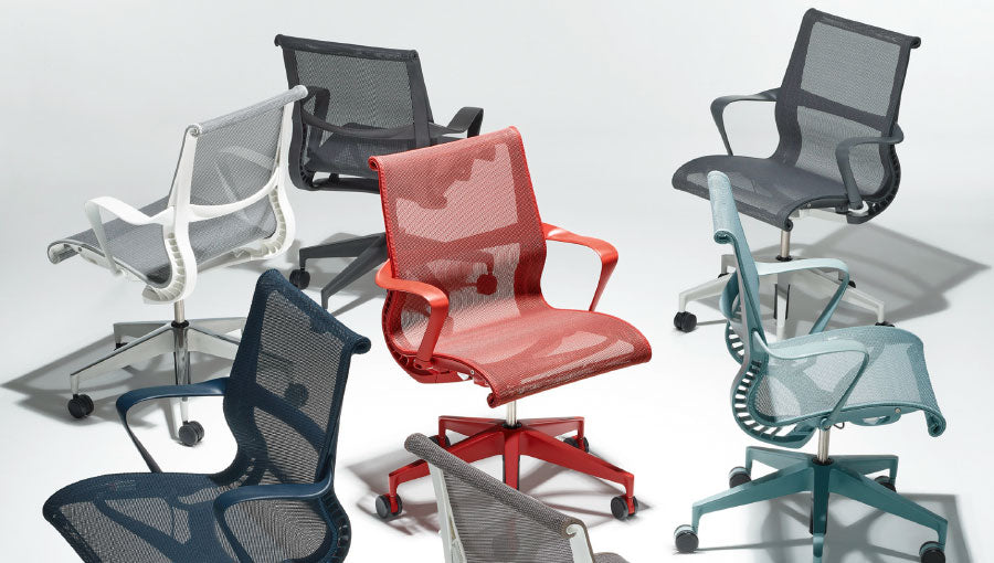 En gruppe Herman Miller Setu-kontorstole i en række forskellige farver.