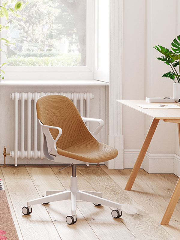 Zeph hjemmekontorstol i hvid med rosa sæde og ryglæn med Hay Copenhague 90 skrivebord i eg